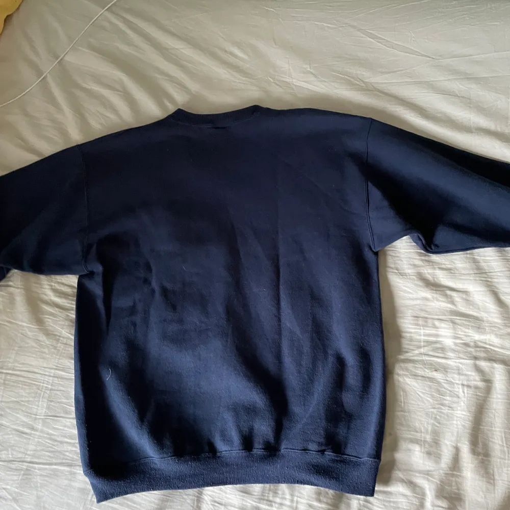 Fet sweatshirt i storlek M 9/10 den är lite nopprig men annars är den perfekt. Säljer då jag inte funnit någon användning av den.. Tröjor & Koftor.