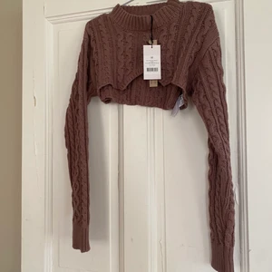 Topp - Superfin stickad, perfekt över linnen för svala sommarkvällar, andra bilden visar mer rättvis färg. Helt ny! 