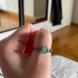 Ring  - Den är gjort av ståltråd och jag vet inte om det är en äkta kristall eller inte. Är väldigt osäker på vad det är för storlek men den är inte liten :)<3 dm vid intresse eller frågor <33