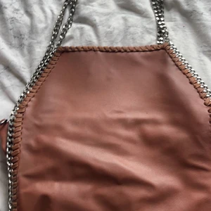 Väska - Säljer nu min stora guano liknande väska.jag säljer denna för att jag inte använder den. Fint skick.💕