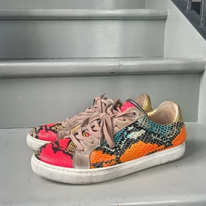 Zadig&Voltaire sneakers - Säljer mina svincoola Zadig sneakers då de inte riktigt kommer till användning längre. Äkta läder och dustbag kommer med.                                                             Jättefint skick och sparsamt använda💞                                                   nypris: 2500-3000 kr 