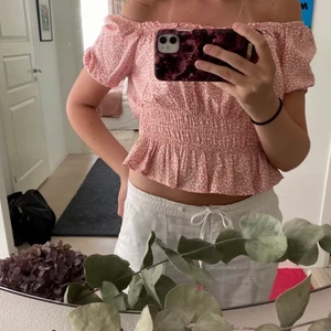 Somrig blus - En jättegullig sommar blus med volanger nertill💕💕