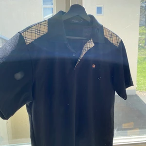 Vintage Burberry Pike - Piké den Burberry, storlek M men passar även större och mindre. 