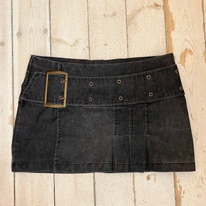 Y2K VINTAGE JEANSKJOL - INTRESSEKOLL på denna heeelt otroliga y2k vintage jeanskjol som sitter så jävla snyggt! i en svart grå wash, perfekt nu till sommaren! passar typ alla stilar, så himla trendig! sitter bra på mig som brukar ha 36 och är ca 168! skriv för frågor, mått eller fler bilder!💕💕