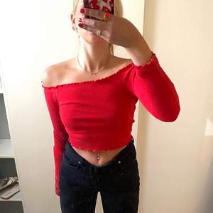 Röd ribbad off shoulder topp från Gina, går inte att köpa längre! Jättefin röd färg som passar bra till jeans, kjol eller vad som helst. 