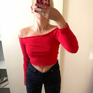 Röd off shoulder topp - Röd ribbad off shoulder topp från Gina, går inte att köpa längre! Jättefin röd färg som passar bra till jeans, kjol eller vad som helst. 