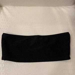 Glittrig bandeau  - Svart göittrig bandeau top från NAKD