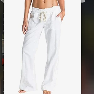  linnebyxor - Roxy liknande linnebyxor köpta på amazon. Helt nya och aldrig använda!💕Tror det blev någonting fel under produktionen av dessa byxorna eftersom jag beställde dem i både XS och S och XS var större än S. Alltså är dessa byxorna som jag säljer mycket mindre än S, jag skulle säga XXS/XS. Förutom det så är snöret även vitt men personligen så tycker jag nästan att det är snyggare! Startar budgivning om många är intresserade!💕 Har tyvärr inga bilder eftersom de var lite små på mig.