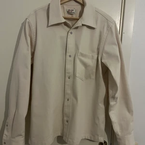 Acne Studios Jacka - Acne Studios Jacka köpt i Stockholm                                     Storlek: 48. Passar M/L.                                                          Nypris 3500kr, mitt pris: 1000                                           Acne Studios S/S 2020 kollektionen