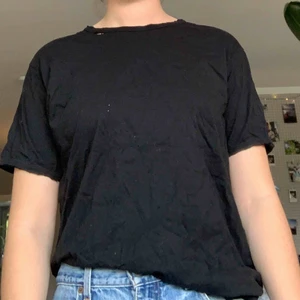 Tshirt - Sluten svart T-shirt med en hel del små hål.priset+frakt