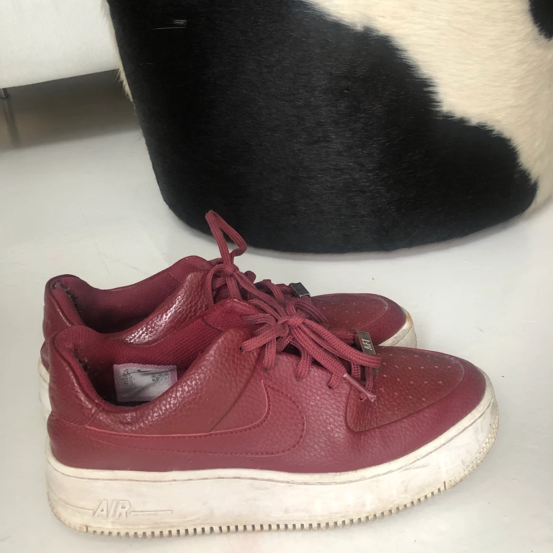 Vinröda Nike air Force 1