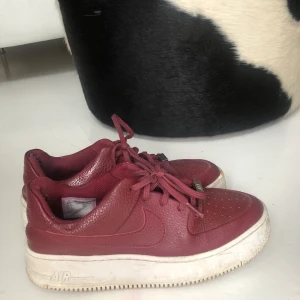 Vinröda Nike air Force 1  - Säljer pga att de inte kommer till mycket användning längre. 