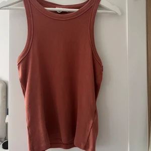 Tank topp från Ginatricot  - Säljer denna tank topp från Ginatricot, helt oanvänd och som ny. Säljer för 50 kr + frak (66kr)