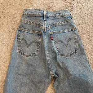 ❗️Ljusblåa ribcage jeans från Levi’s❗️ - 💕Säljer jeansen då de inte passar längre. Jeansen är i storlek W25💕