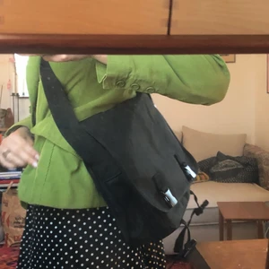 Svart datorväska - Najs och med anpassbart band! Skriv för fler bilder