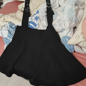 Hängselkjol - Superfin hängselkjol med hjärtan. Använd en gång, så superfint skick! Storlek M