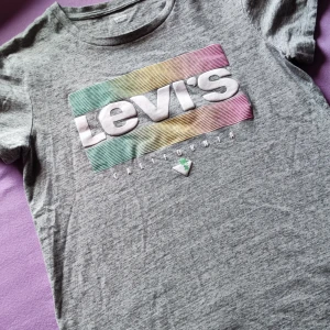 Levis T-Shirt - Knappt använd.  Som nya.  Alldeles för liten för mig. 