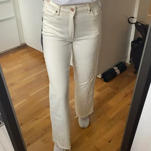 Ljusa fina jeans  - Dessa är rätt stretchig i materialet, jag är en xs-s i alla byxor. Om man vill ha dom bra i längd skulle jag säga att dom passar om man är under 165. Jag är 168 och tycker dom blir lite korta. 