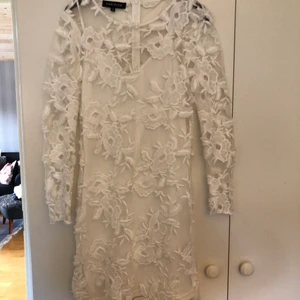 Stundetklänning med spets  - En av mina studentklänningar som jag valde att inte ha. Endast testad! Är av den tightare modellen, passar 38/40 möjligtvis även 36 men blir nog lite lösare då. 