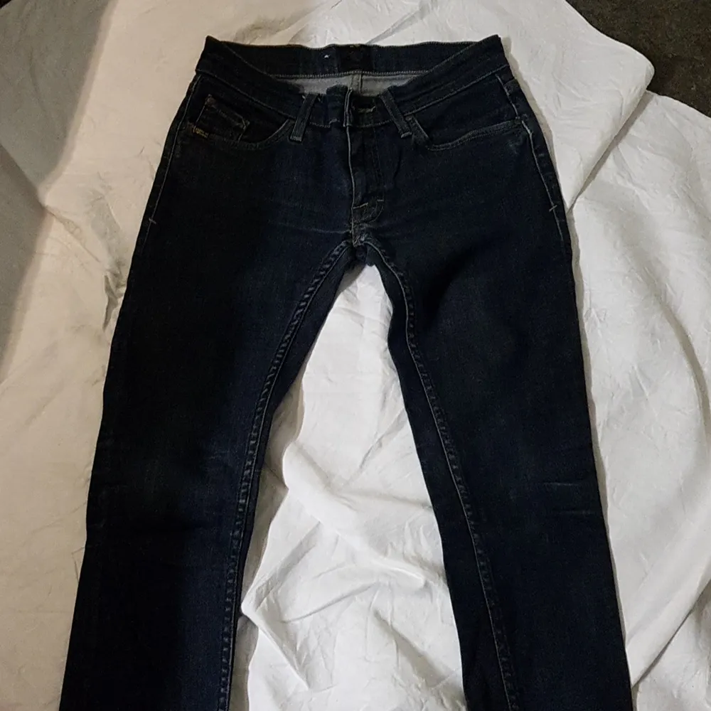 Snygga jeans av Tiger of Sweden. Mörkblå str 28/34 slender fit. Nypris ca 1500 kr. Mycket gott skick. Säljes för 350 kr.. Jeans & Byxor.