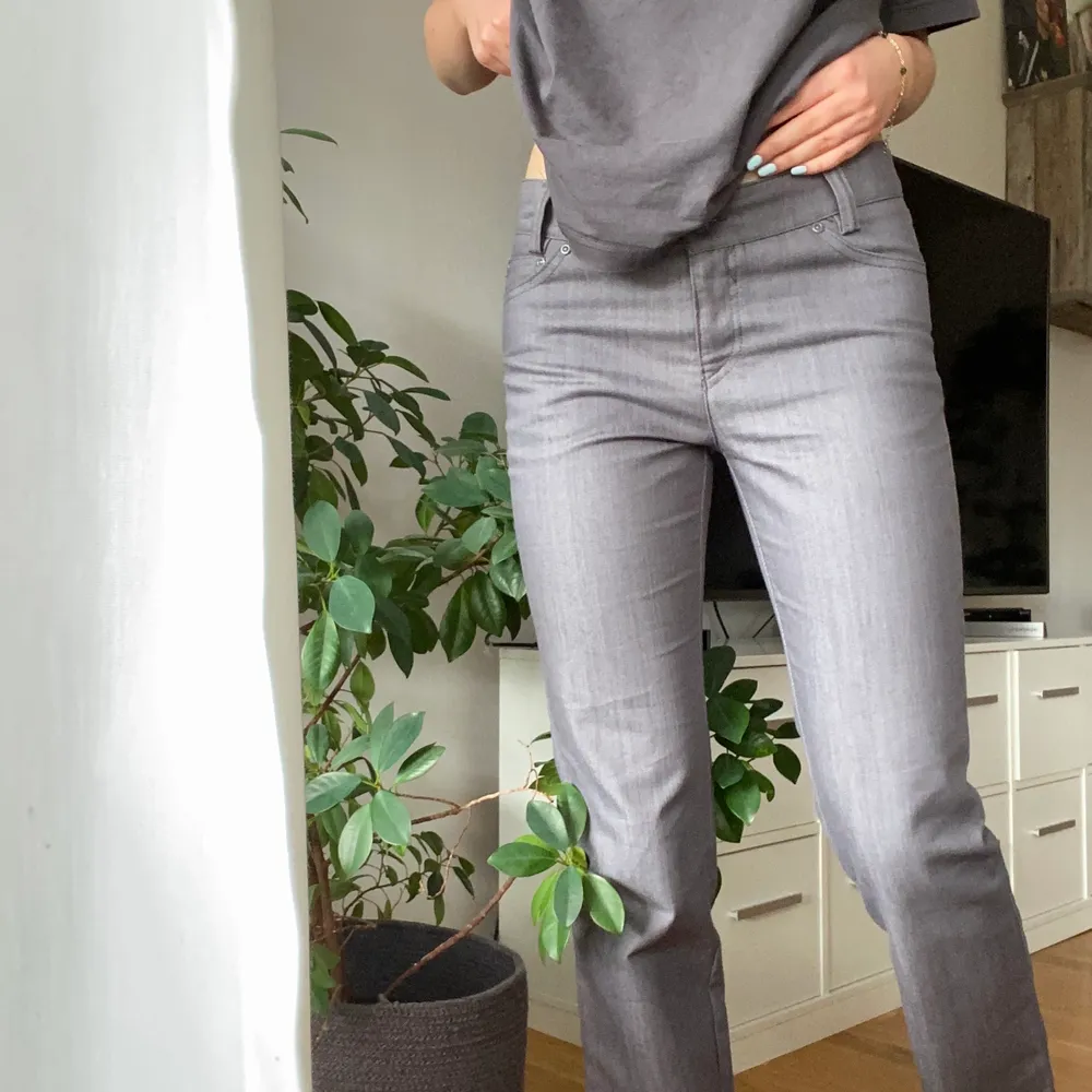 Nästan aldrig använda byxor från märket STOCKHOLM, eftersom det inte ritkigt är min stil. Dom är i jättebra skick och har inga defekter!. Jeans & Byxor.