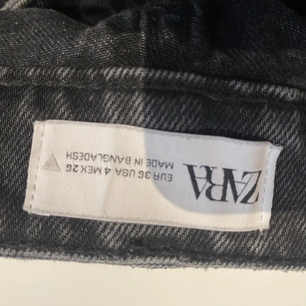 Svarta Straight jeans från ZARA.  Köpta för 1år sedan när dom var trendiga. Har använt några gånger men inga defekter.. Jeans & Byxor.