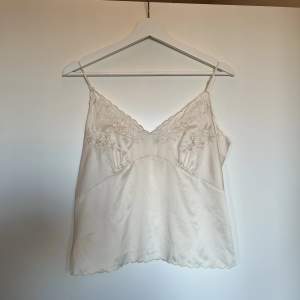 Vitt ”silkes” linne från Zara i storlek M med väldigt fina detaljer! 