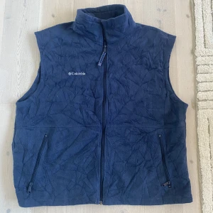 Columbia väst - Columbia väst i fleece. Storlek XL, sitter som boxy L. Riktigt bra skick.