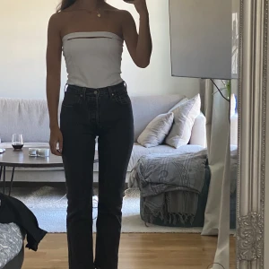 Topp - Tubtopp från NA-KD,  den har en silikonrabd på insidan vilket gör att den sitter uppe!