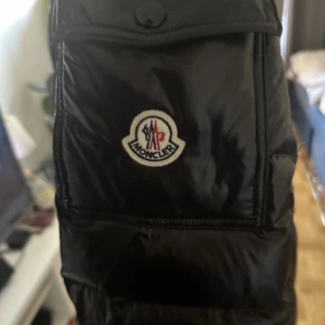 Moncler maya - Tja. Säljer min monc maya då den ej används. Storlek 4/L  Passar mig bra på 183