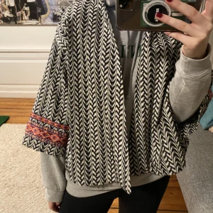 Zara jacka - Säljer denn super snygga och unika trekvartsärmade jackan från zara.