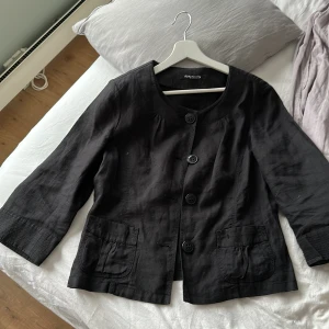 Svart Trekvarts kofta/jacka - Super super söt kofta med Trekvarts ärmar, kommer inte till användning hos mig, den har inga defekter och passar till allt ifrån tröjor lika som klänningar, skola och fest. Super fin verkligen! 💕😊