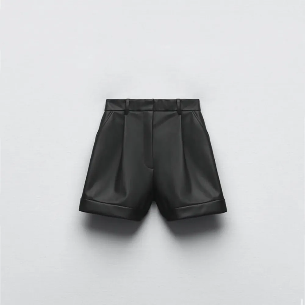 Super fina skin shorts men tyvär för stor för mig💕Stor i storleken och helt oanvända till och med pris lappen kvar💕. Shorts.