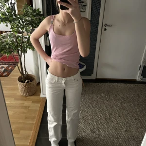 Weekday Arrow Jeans - Jätte fina vita straight arrow jeans! Väldigt bra skick, endast använts ett fåtal gånger. Skriv till mig om ni har ytterligare frågor eller vill ha fler bilder💓