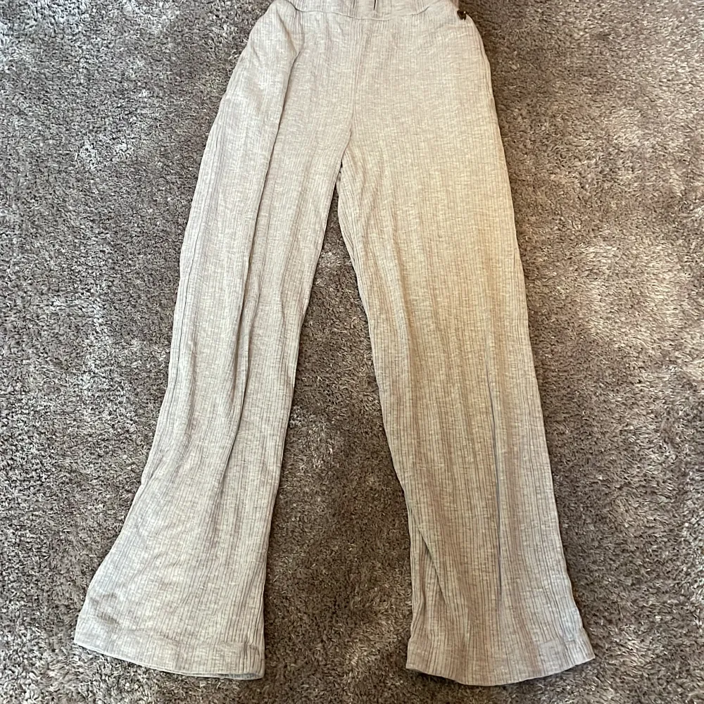 säljer ett par ljus grå byxor med fickor  har använt ganska mycket men har inga fläckar de är två hål där snörena har varit. . Jeans & Byxor.