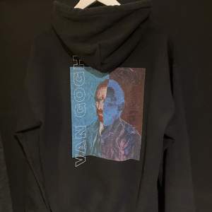 Svart hoodie med tryck från märket Reclaimed Vintage. Storlek S. Hör av er vid frågor😋