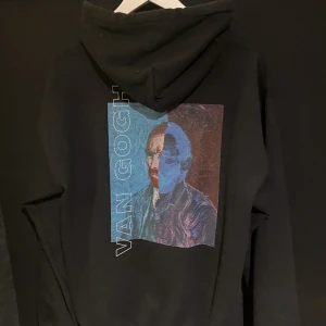Hoodie med tryck - Svart hoodie med tryck från märket Reclaimed Vintage. Storlek S. Hör av er vid frågor😋