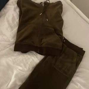 Juicy sett - Säljer mitt bruna juciy sätt. Använt den några gånger men ser ut som ny. Storlek M på båda. Hela sättet kostar 800 bara koftan kostar 500kr Byxorna 600kr