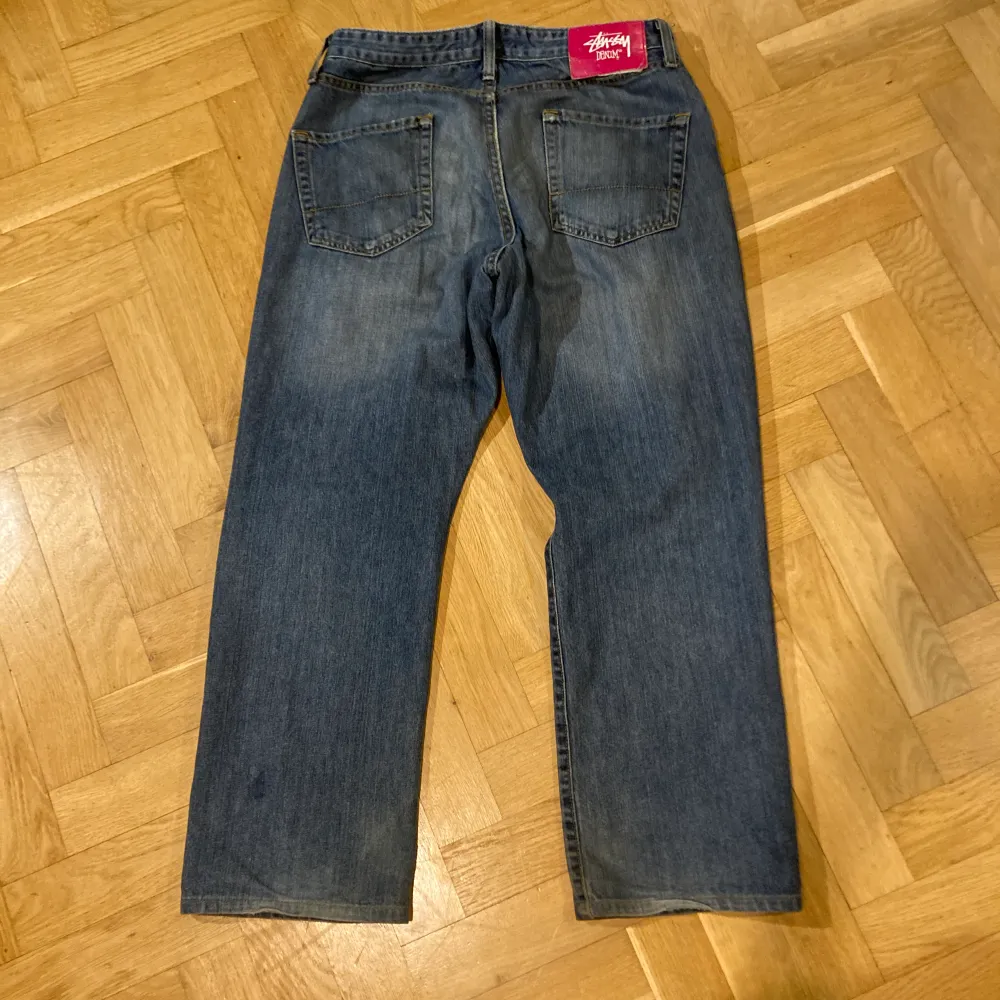 Dessa vintage stussy jeans är använda men i väldigt bra skick (mörka fläckarna är vatten som jag tvättade bort få fläckar med). Jeans & Byxor.