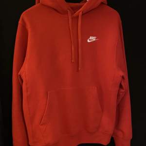 Röd hoodie från Nike i storlek S. Använd fåtal gånger. Hör av er vid frågor😛