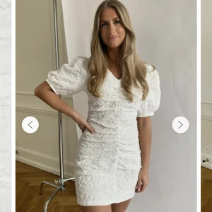 Studentklänning  - Super fin student klänning eller till något annat från BYIC, köpte den i två storlekar och älskar hur den ser ut men har glömt att lämna tillbaka den. Prislappen är kvar, och bara testat den. Köpte den för 899kr. 