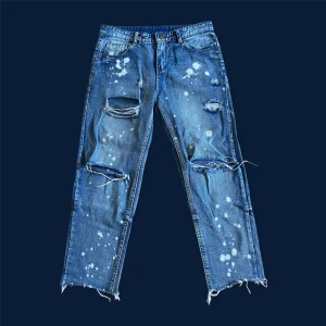 Ripped Loosefit Jeans - Ett par fräna straight leg jeans med hål i. Sköna och i fint skick. Storlek S men skulle uppskatta storleken till 32/30. Mått är: waist 42 cm - inseam 63 cm - leg opening 17,5 cm - front rise 29 cm - thigh 28 cm - knee 23 cm