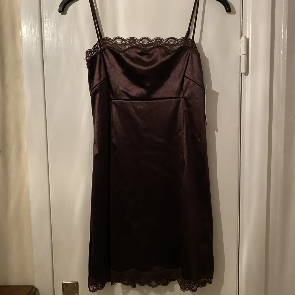 fin brun klänning med spets köpt från urban outfitters år 2020 så den säljs nog inte längre! aldrig använd därav lappen kvar (:. Klänningar.