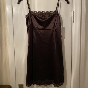 brun klänning - fin brun klänning med spets köpt från urban outfitters år 2020 så den säljs nog inte längre! aldrig använd därav lappen kvar (: