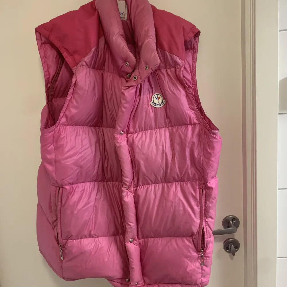 En vintage rosa moncler jacka där man kan ta av och sätta på armarna genom blixtlås, så man kan både anvönde den som jacka och väst . Jackor.