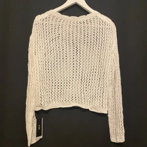 Virkad tröja - Virkad tröja från EMMIOL. Oanvänd, prislappen kvar. Säljs för att den är för liten. Nypris 350kr. 