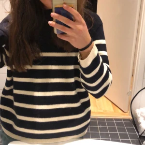 Randig stickad tröja - Säljer denna mysiga o fina sticksde tröja som är mörkblå och vit randig!💕💕💕💕