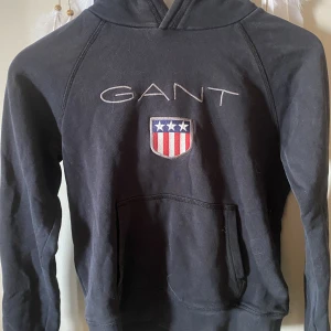 Gant Hoodie  - Den e i normalt använt skick, Riktig , Den har ett hål längst fram men det går och sy igen , !Obs! pälsdjur i hemmet!