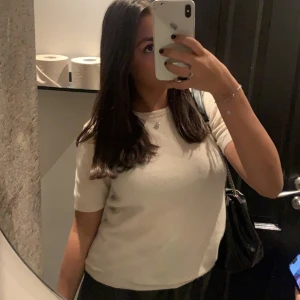 Beige stickad tröja - Finstickad tröja i jätteskönt material!