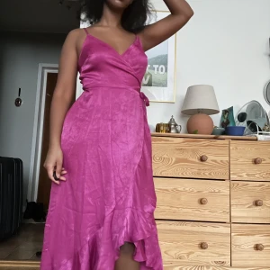 Oanvänd omlottklänning - Älskar denna klänning men färgen passar inte min hudfärg så därför säljer jag den. Prislapp finns kvar.